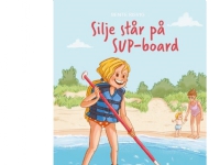 Silje står på SUP board, Blå Læseklub | Bente Risvig